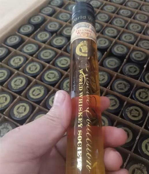 Empty cylindrical borosilicate glass test tubes with a capacity of 50 ml, 60 ml, 100 ml for wine and other strong alcoholic beverages from AMBER GLASS